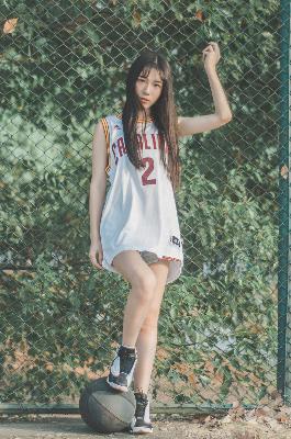 黑色蕾丝透明开叉短裙穿搭